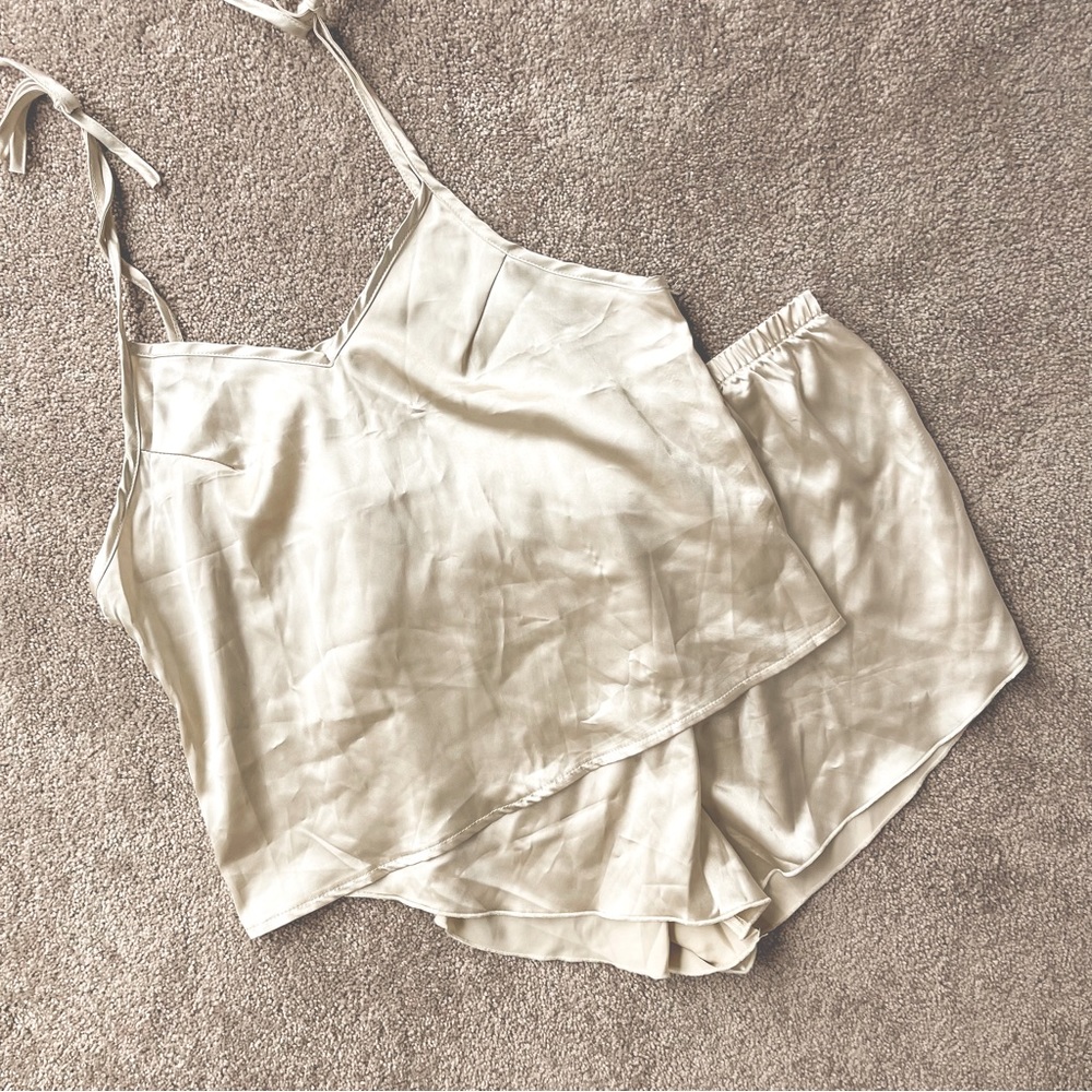 Getting Ready champagne / off-white silk pajamas